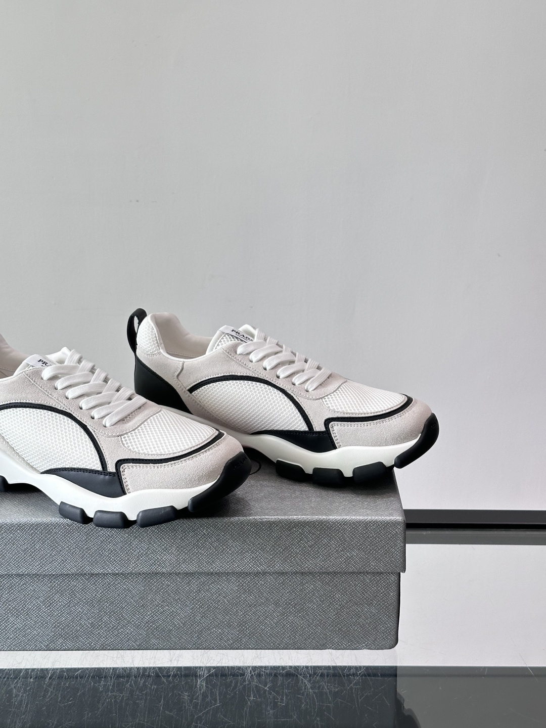 ​​Prada 男士休闲 运动鞋​​，皮革拼接 + 网面鞋面，白色🤍中底 + 黑色⚫️波浪纹橡胶外底。 日常更耐脏。棕色