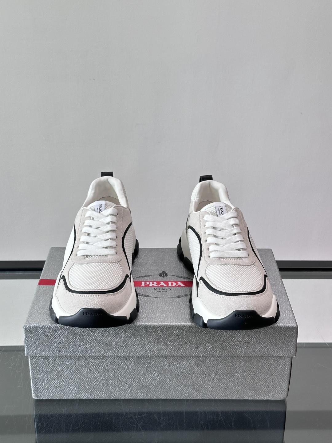 ​​Prada 男士休闲 运动鞋​​，皮革拼接 + 网面鞋面，白色🤍中底 + 黑色⚫️波浪纹橡胶外底。 日常更耐脏。棕色