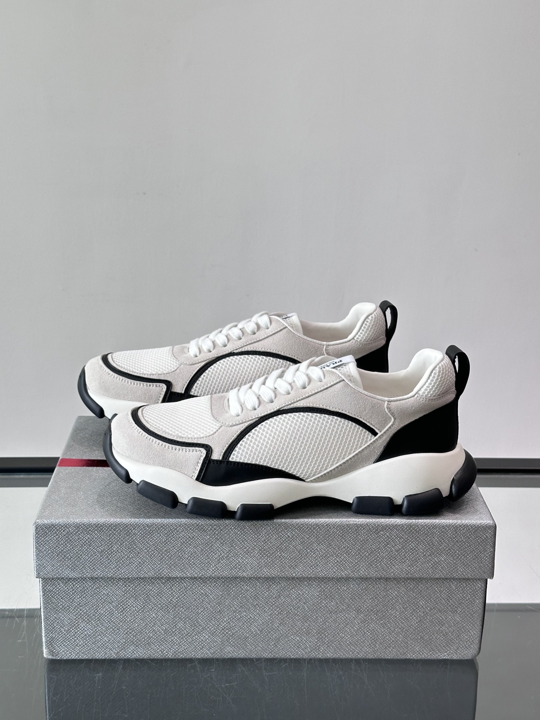 ​​Prada 男士休闲 运动鞋​​，皮革拼接 + 网面鞋面，白色🤍中底 + 黑色⚫️波浪纹橡胶外底。 日常更耐脏。棕色