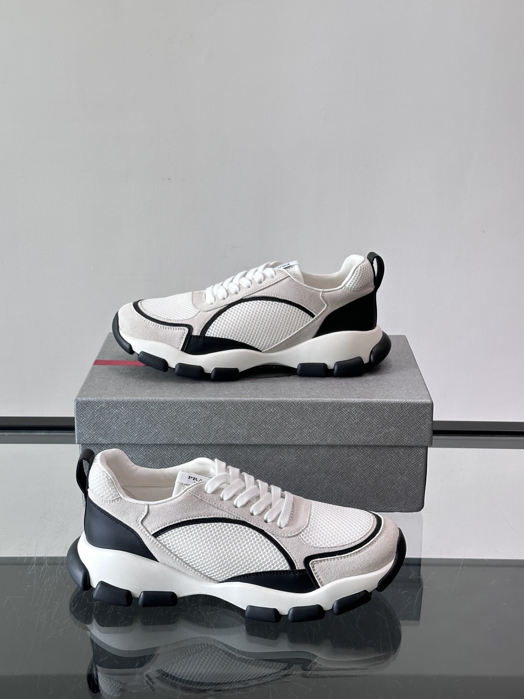 ​​Prada 男士休闲 运动鞋​​，皮革拼接 + 网面鞋面，白色🤍中底 + 黑色⚫️波浪纹橡胶外底。 日常更耐脏。棕色