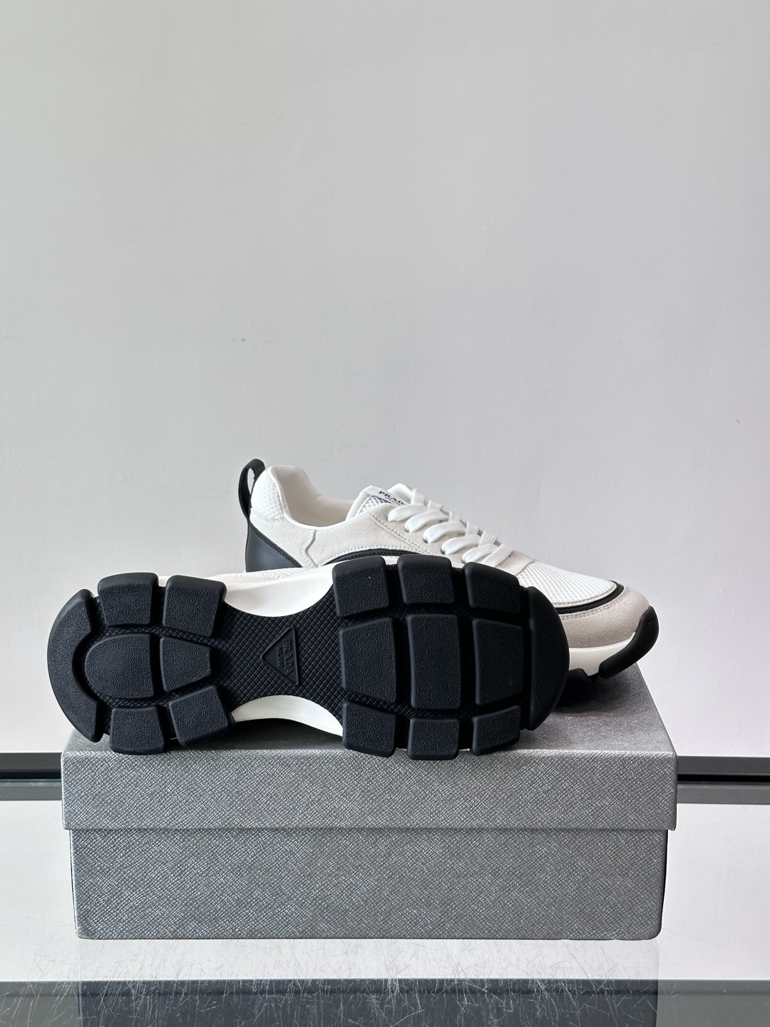 ​​Prada 男士休闲 运动鞋​​，皮革拼接 + 网面鞋面，白色🤍中底 + 黑色⚫️波浪纹橡胶外底。 日常更耐脏。棕色