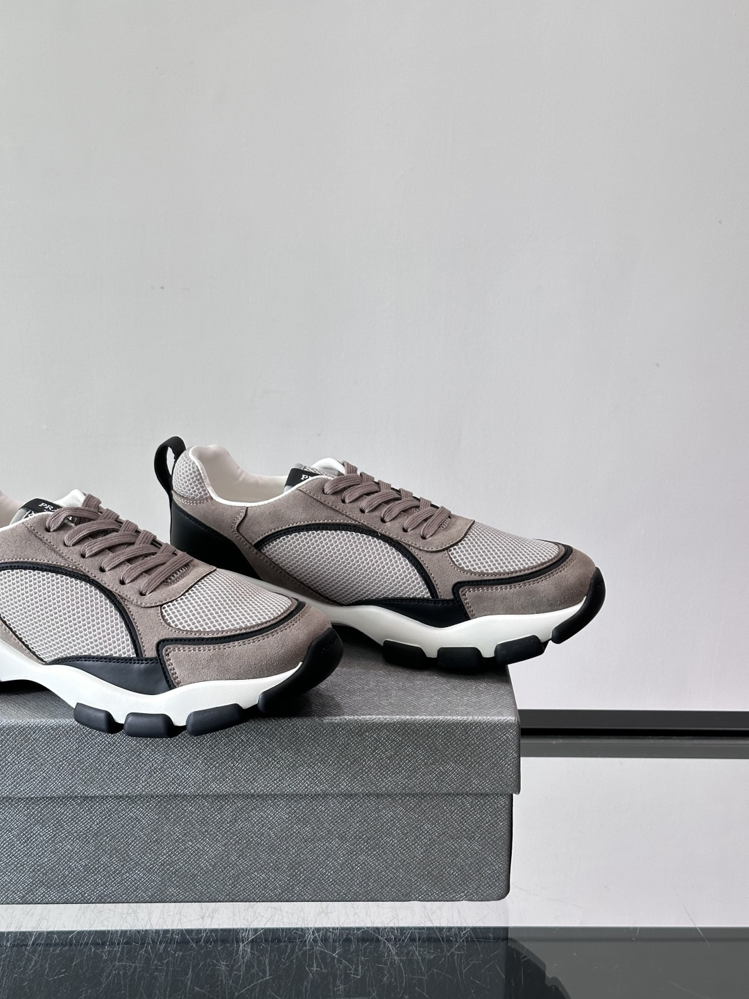 ​​Prada 男士休闲 运动鞋​​，皮革拼接 + 网面鞋面，白色🤍中底 + 黑色⚫️波浪纹橡胶外底。 日常更耐脏。棕色