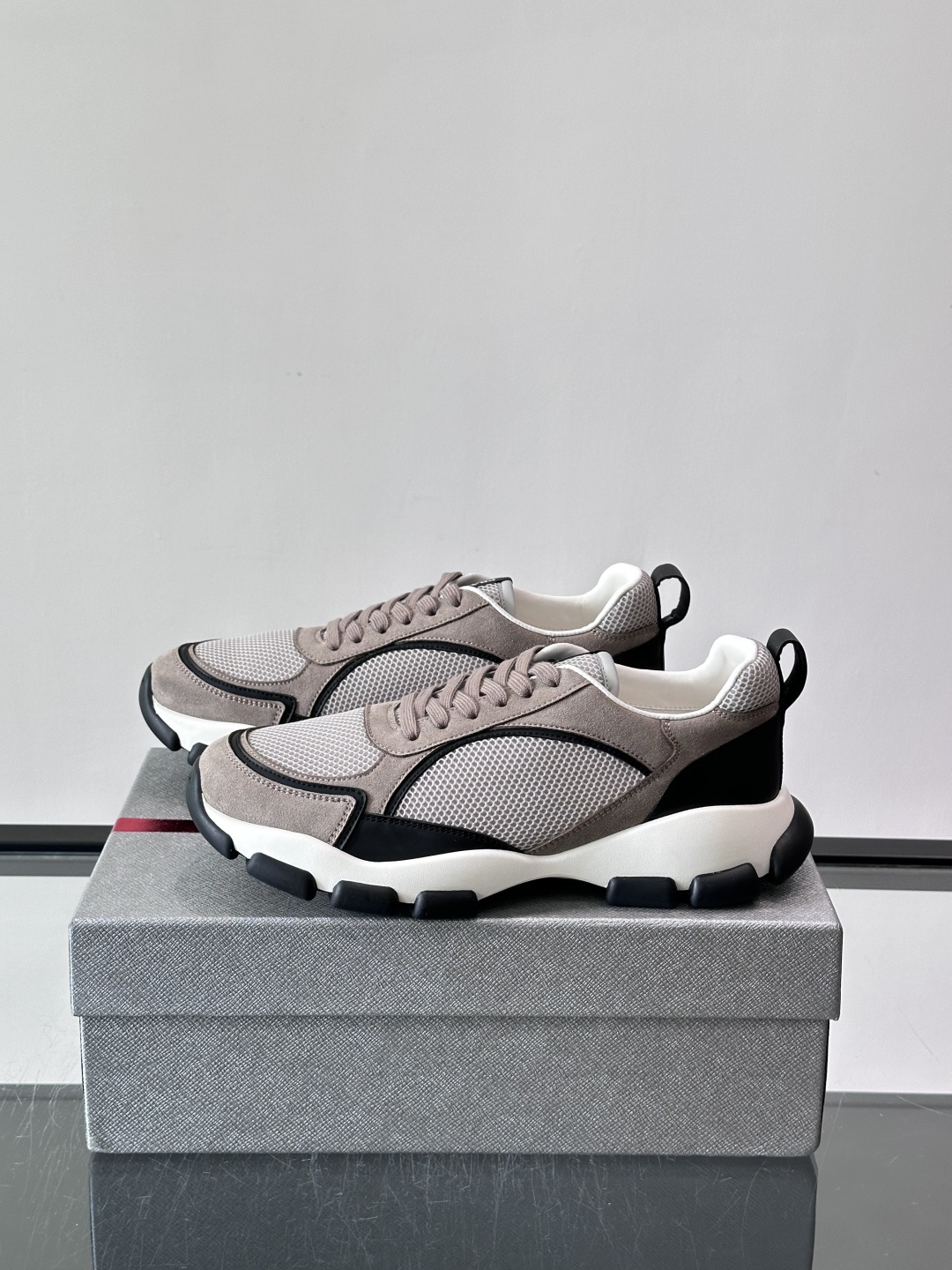 ​​Prada 男士休闲 运动鞋​​，皮革拼接 + 网面鞋面，白色🤍中底 + 黑色⚫️波浪纹橡胶外底。 日常更耐脏。棕色