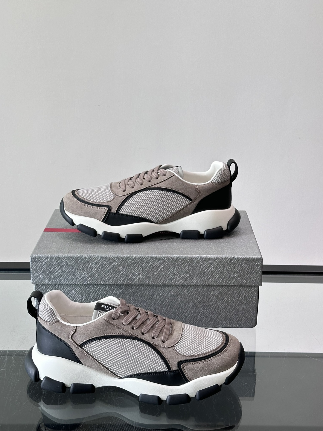 ​​Prada 男士休闲 运动鞋​​，皮革拼接 + 网面鞋面，白色🤍中底 + 黑色⚫️波浪纹橡胶外底。 日常更耐脏。棕色