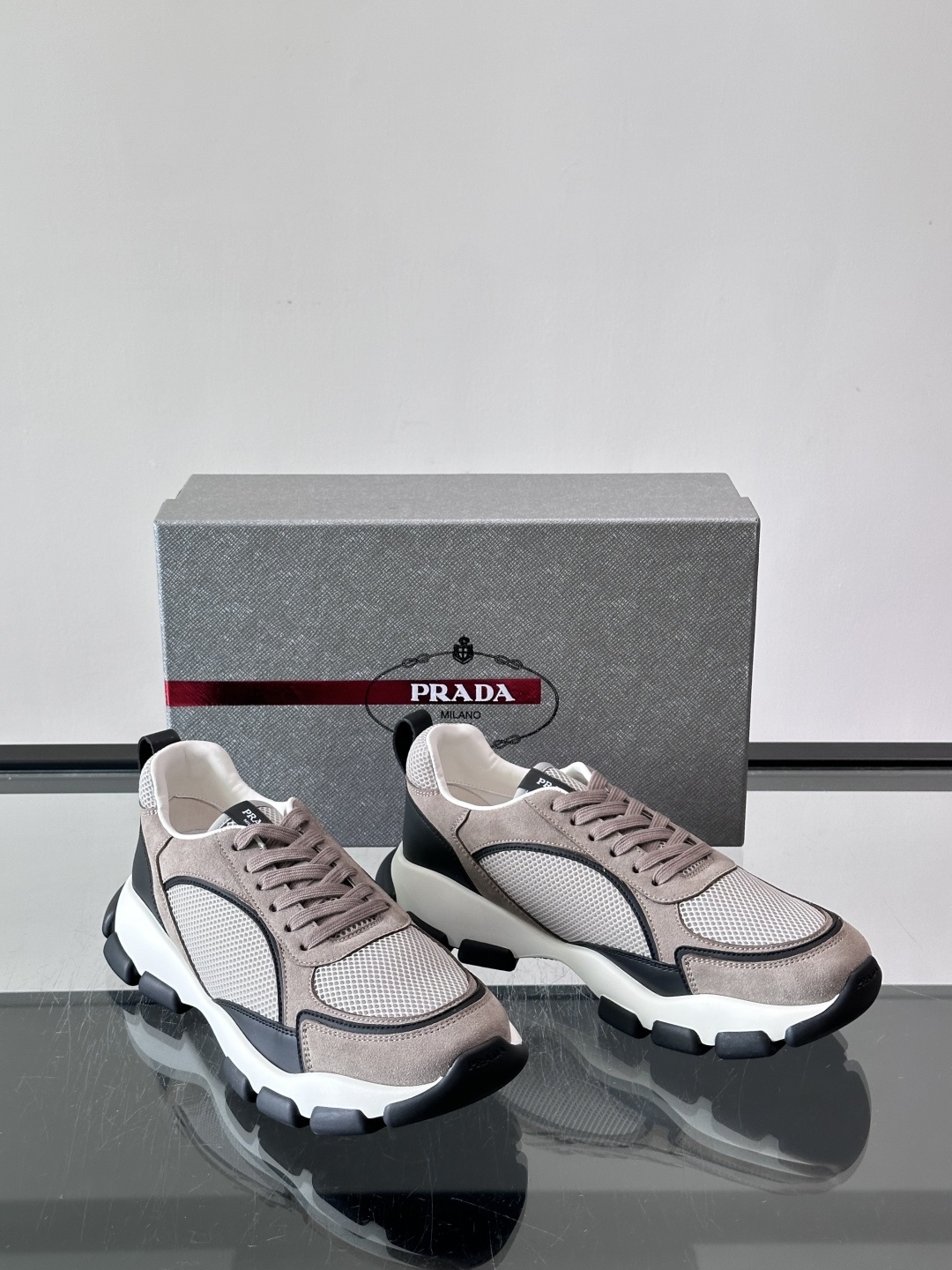 ​​Prada 男士休闲 运动鞋​​，皮革拼接 + 网面鞋面，白色🤍中底 + 黑色⚫️波浪纹橡胶外底。 日常更耐脏。棕色