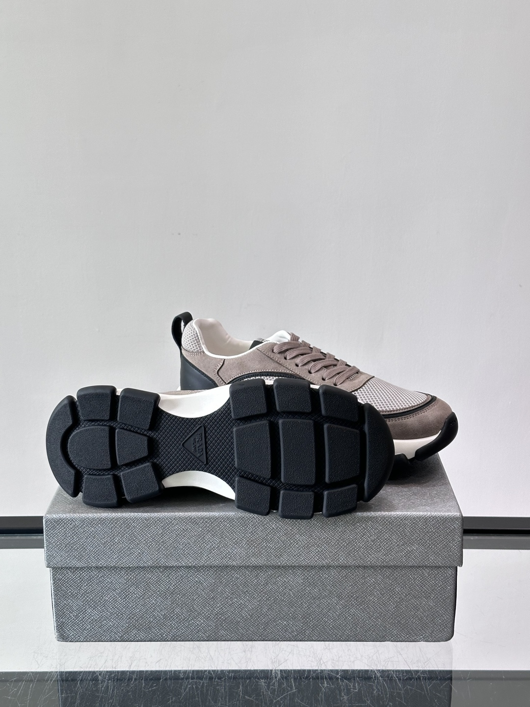 ​​Prada 男士休闲 运动鞋​​，皮革拼接 + 网面鞋面，白色🤍中底 + 黑色⚫️波浪纹橡胶外底。 日常更耐脏。棕色
