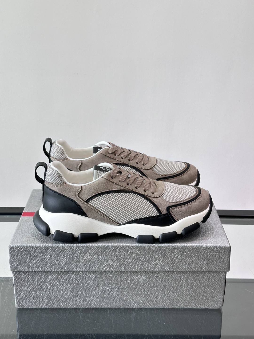 Prada 男士休闲 运动鞋,皮革拼接 + 网面鞋面,白色🤍中底 + 黑色⚫️波浪纹橡胶外底。 日常更耐脏。棕色 Prada 男士休闲 运动鞋,皮革拼接 + 网面鞋面,白色🤍中底 + 黑色⚫️波浪纹橡胶外底。 日常更耐脏。棕色