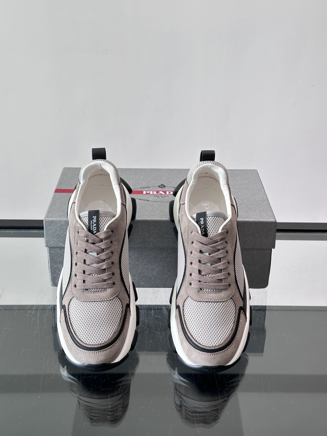 ​​Prada 男士休闲 运动鞋​​，皮革拼接 + 网面鞋面，白色🤍中底 + 黑色⚫️波浪纹橡胶外底。 日常更耐脏。棕色
