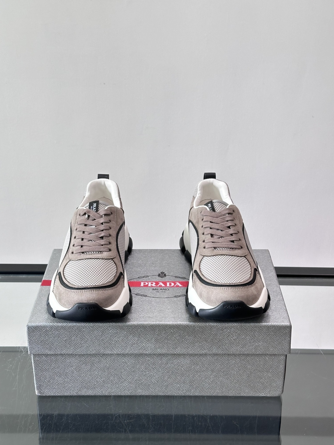 ​​Prada 男士休闲 运动鞋​​，皮革拼接 + 网面鞋面，白色🤍中底 + 黑色⚫️波浪纹橡胶外底。 日常更耐脏。棕色