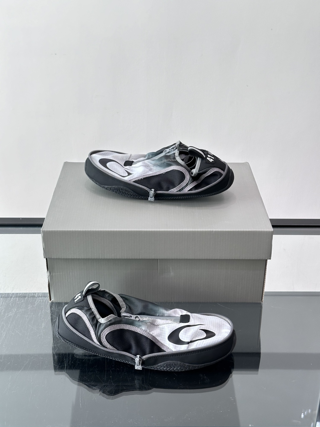 Balenciaga POCKET GRADIENT男士运动鞋 Pocket渐变黑色和白色聚酯纤维和聚氨酯运动鞋 聚酯纤 Balenciaga POCKET GRADIENT男士运动鞋 Pocket渐变黑色和白色聚酯纤维和聚氨酯运动鞋 聚酯纤
