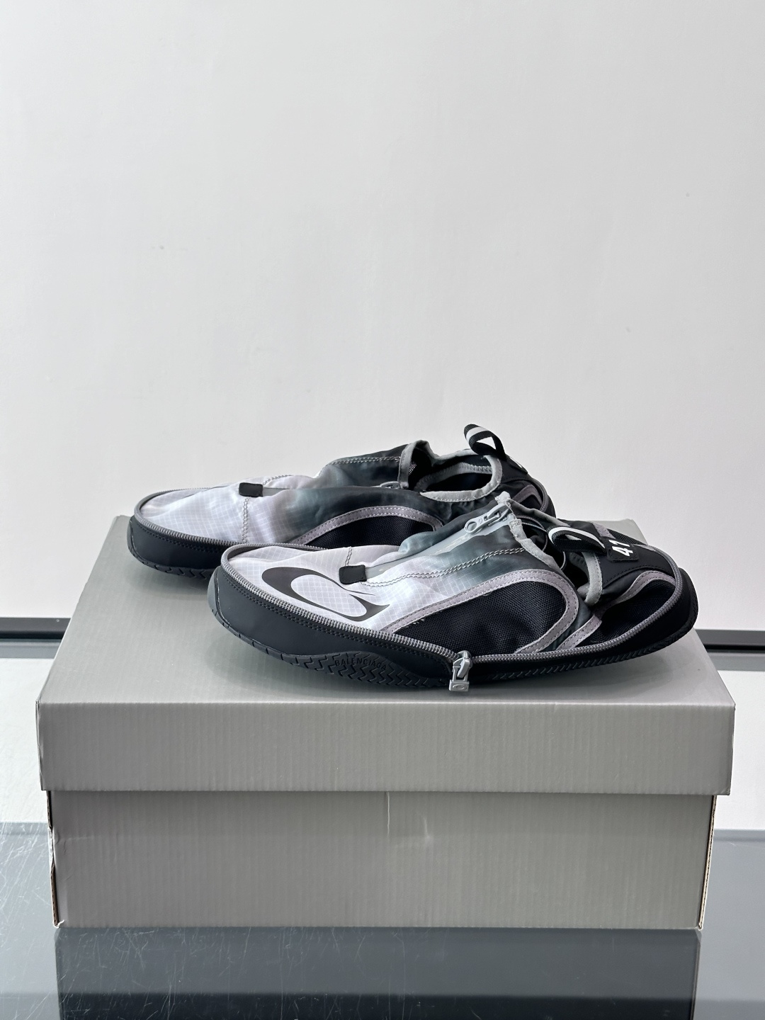 Balenciaga POCKET GRADIENT男士运动鞋 Pocket渐变黑色和白色聚酯纤维和聚氨酯运动鞋 聚酯纤 Balenciaga POCKET GRADIENT男士运动鞋 Pocket渐变黑色和白色聚酯纤维和聚氨酯运动鞋 聚酯纤