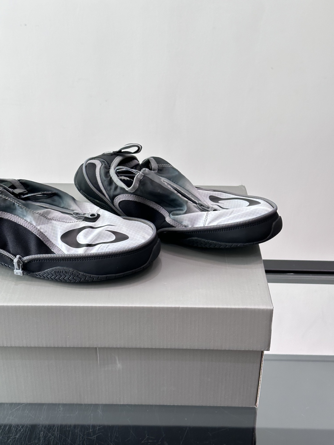 Balenciaga POCKET GRADIENT男士运动鞋 Pocket渐变黑色和白色聚酯纤维和聚氨酯运动鞋 聚酯纤 Balenciaga POCKET GRADIENT男士运动鞋 Pocket渐变黑色和白色聚酯纤维和聚氨酯运动鞋 聚酯纤