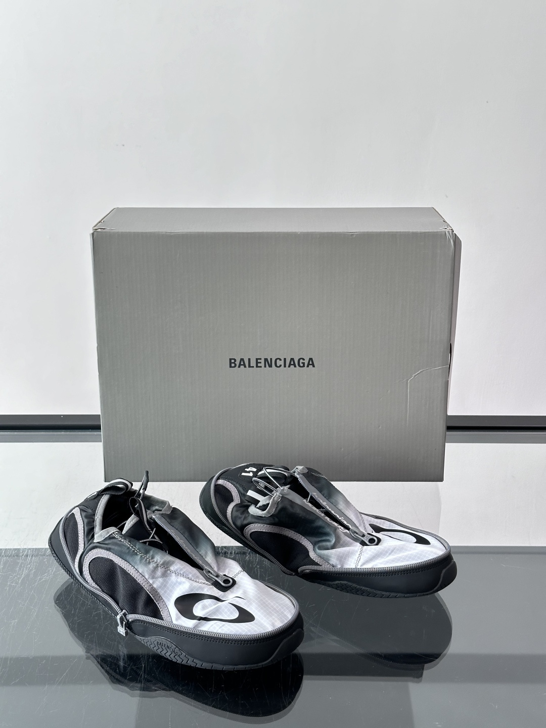 Balenciaga POCKET GRADIENT男士运动鞋 Pocket渐变黑色和白色聚酯纤维和聚氨酯运动鞋 聚酯纤 Balenciaga POCKET GRADIENT男士运动鞋 Pocket渐变黑色和白色聚酯纤维和聚氨酯运动鞋 聚酯纤
