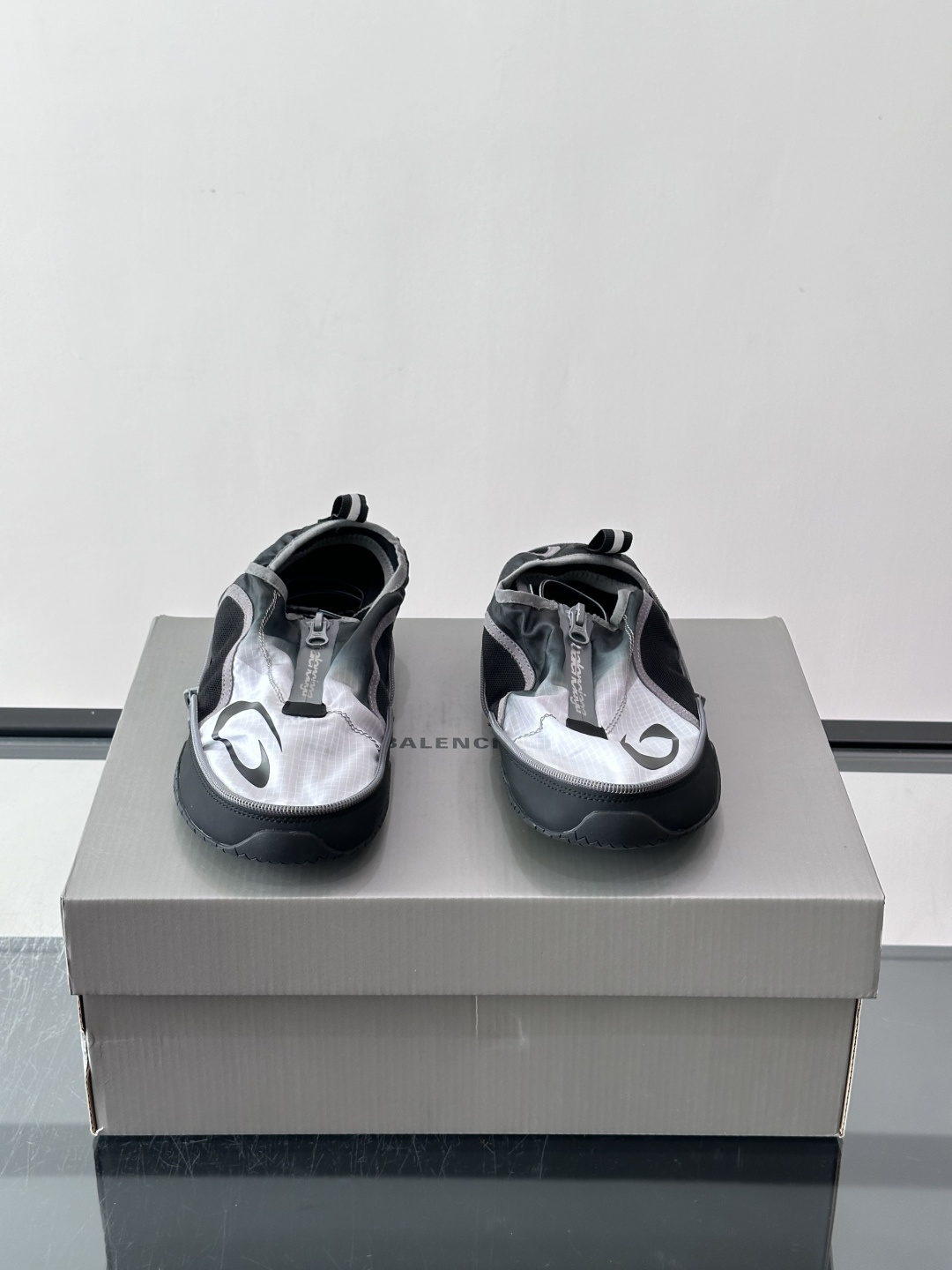 Balenciaga POCKET GRADIENT男士运动鞋 Pocket渐变黑色和白色聚酯纤维和聚氨酯运动鞋 聚酯纤 Balenciaga POCKET GRADIENT男士运动鞋 Pocket渐变黑色和白色聚酯纤维和聚氨酯运动鞋 聚酯纤