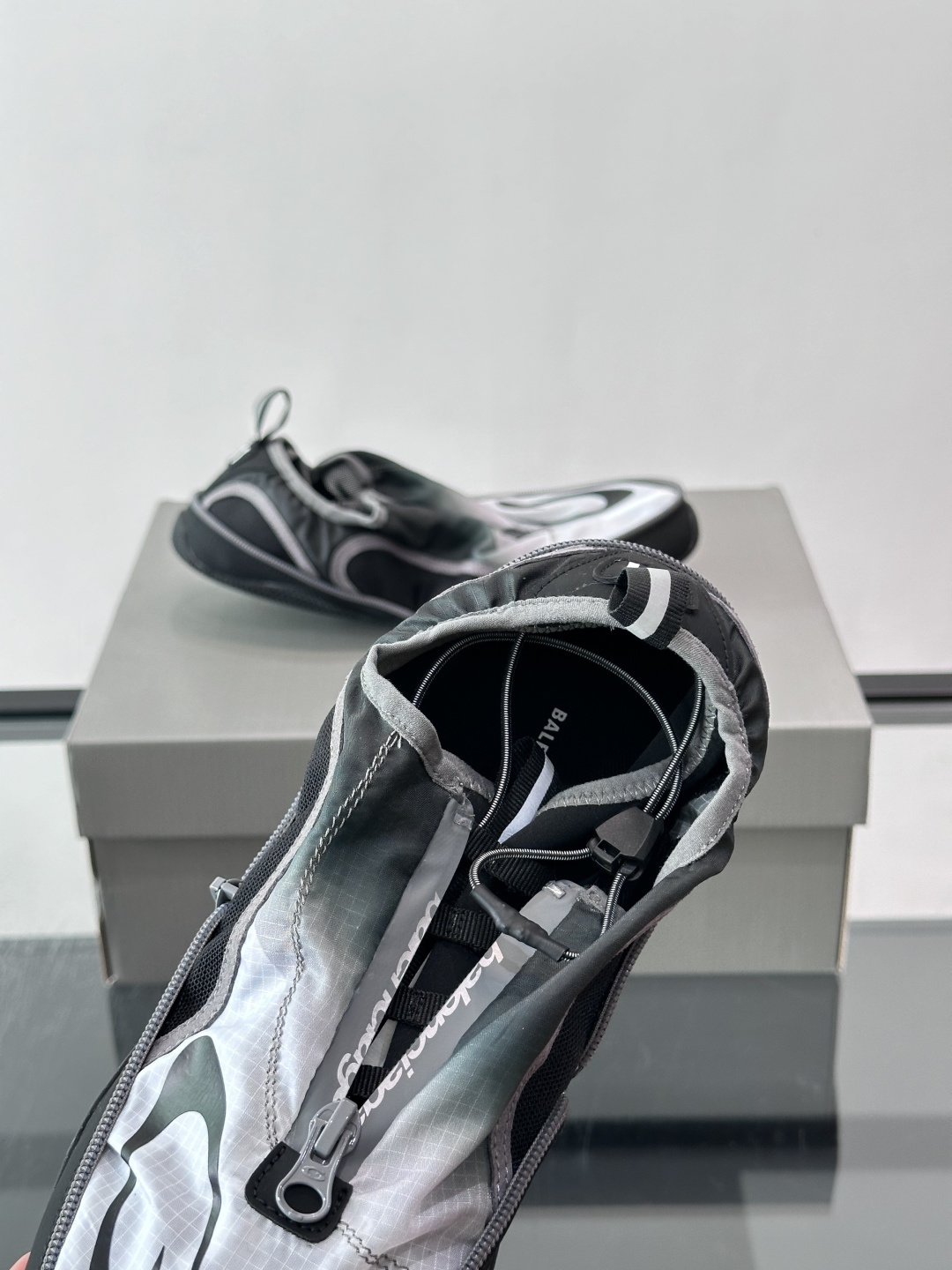 Balenciaga POCKET GRADIENT男士运动鞋 Pocket渐变黑色和白色聚酯纤维和聚氨酯运动鞋 聚酯纤 Balenciaga POCKET GRADIENT男士运动鞋 Pocket渐变黑色和白色聚酯纤维和聚氨酯运动鞋 聚酯纤