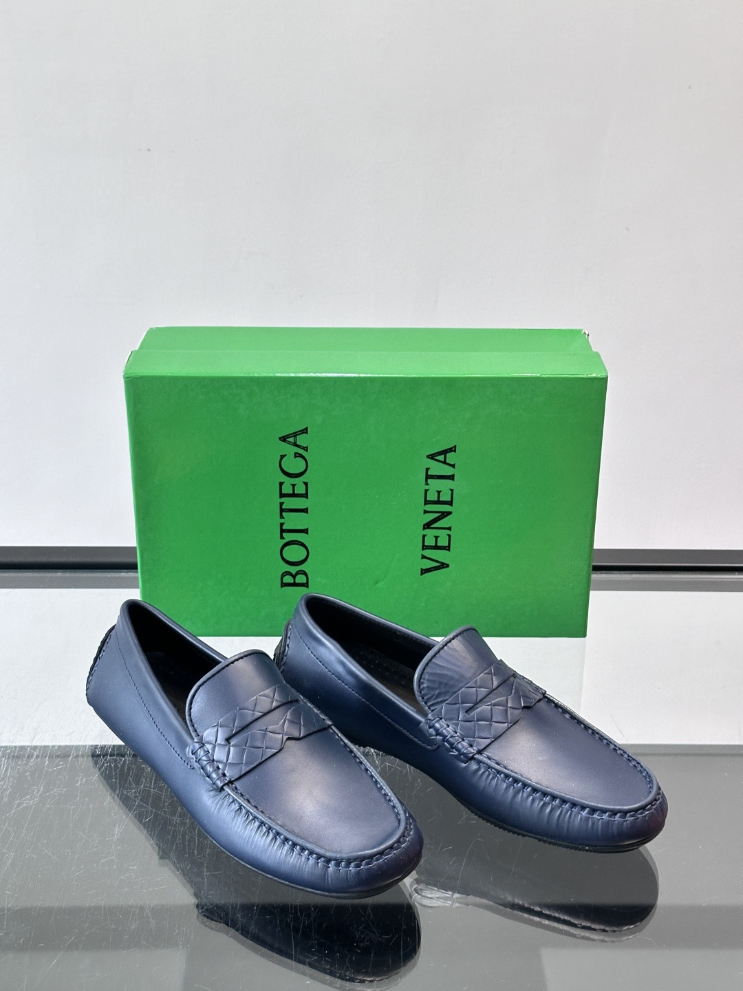 Bottega Veneta Intrecciato 编织豆豆鞋​​，编织皮革鞋面，皮革系带蝴蝶结，橡胶豆豆颗粒鞋底，包