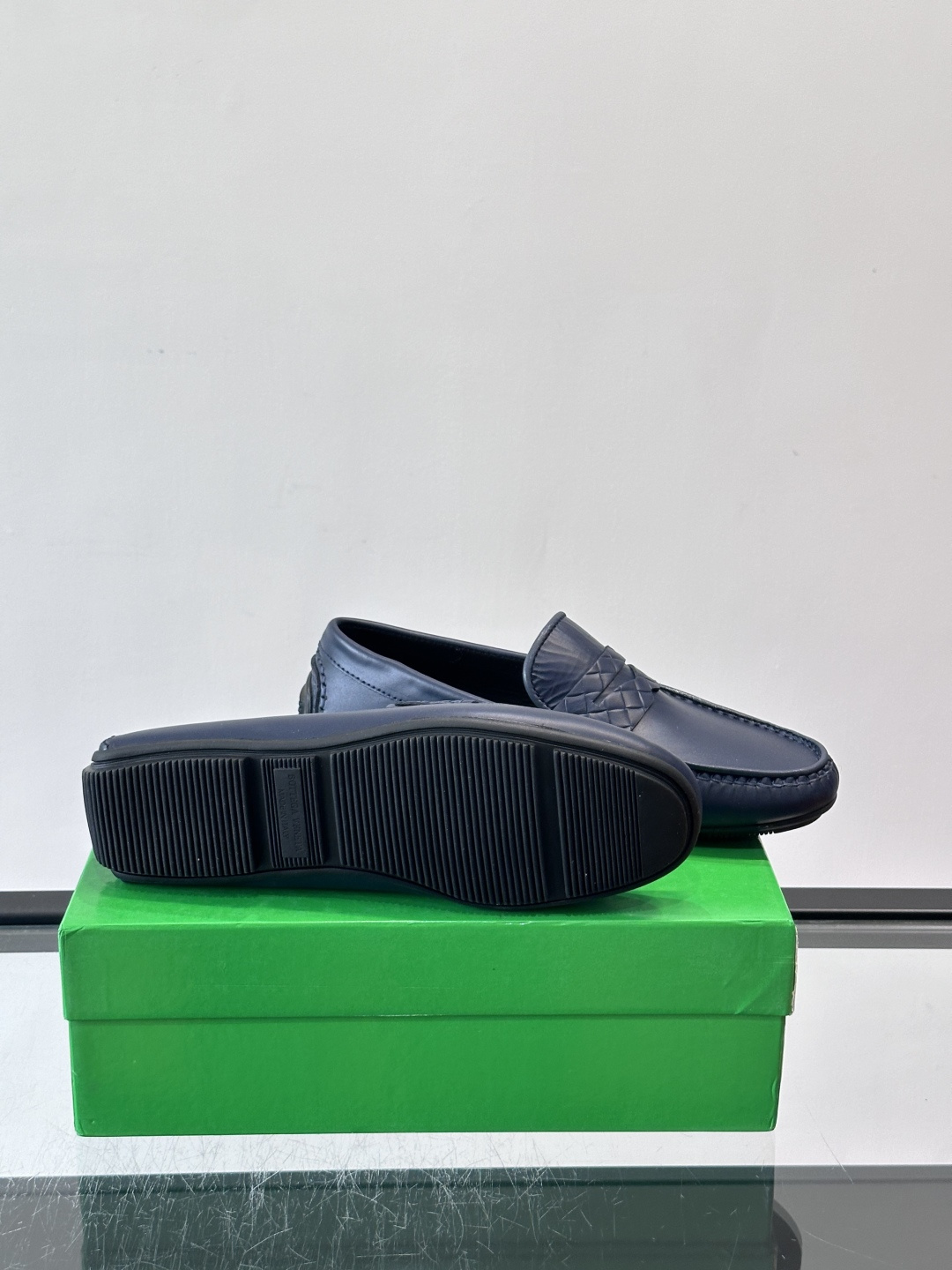 Bottega Veneta Intrecciato 编织豆豆鞋​​，编织皮革鞋面，皮革系带蝴蝶结，橡胶豆豆颗粒鞋底，包