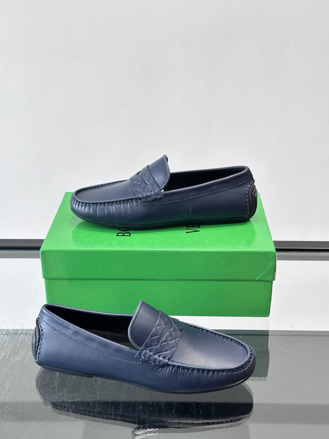 Bottega Veneta Intrecciato 编织豆豆鞋​​，编织皮革鞋面，皮革系带蝴蝶结，橡胶豆豆颗粒鞋底，包