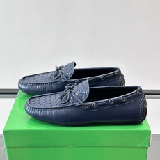 Bottega Veneta 编织豆豆鞋,编织皮革鞋面,皮革系带蝴蝶结,橡胶豆豆颗粒鞋底,包边缝线细节。背景能看到 Bottega Veneta 编织豆豆鞋,编织皮革鞋面,皮革系带蝴蝶结,橡胶豆豆颗粒鞋底,包边缝线细节。背景能看到
