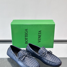 Bottega Veneta 编织豆豆鞋,编织皮革鞋面,皮革系带蝴蝶结,橡胶豆豆颗粒鞋底,包边缝线细节。背景能看到 Bottega Veneta 编织豆豆鞋,编织皮革鞋面,皮革系带蝴蝶结,橡胶豆豆颗粒鞋底,包边缝线细节。背景能看到