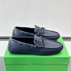 Bottega Veneta 编织豆豆鞋,编织皮革鞋面,皮革系带蝴蝶结,橡胶豆豆颗粒鞋底,包边缝线细节。背景能看到 Bottega Veneta 编织豆豆鞋,编织皮革鞋面,皮革系带蝴蝶结,橡胶豆豆颗粒鞋底,包边缝线细节。背景能看到