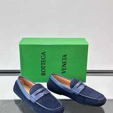 Bottega Veneta 编织豆豆鞋,编织皮革鞋面,橡胶豆豆颗粒鞋底,包边缝线细节。背景能看到 BV 的经典绿 Bottega Veneta 编织豆豆鞋,编织皮革鞋面,橡胶豆豆颗粒鞋底,包边缝线细节。背景能看到 BV 的经典绿