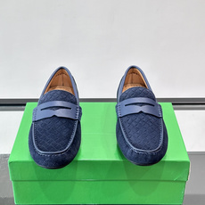Bottega Veneta 编织豆豆鞋,编织皮革鞋面,橡胶豆豆颗粒鞋底,包边缝线细节。背景能看到 BV 的经典绿 Bottega Veneta 编织豆豆鞋,编织皮革鞋面,橡胶豆豆颗粒鞋底,包边缝线细节。背景能看到 BV 的经典绿