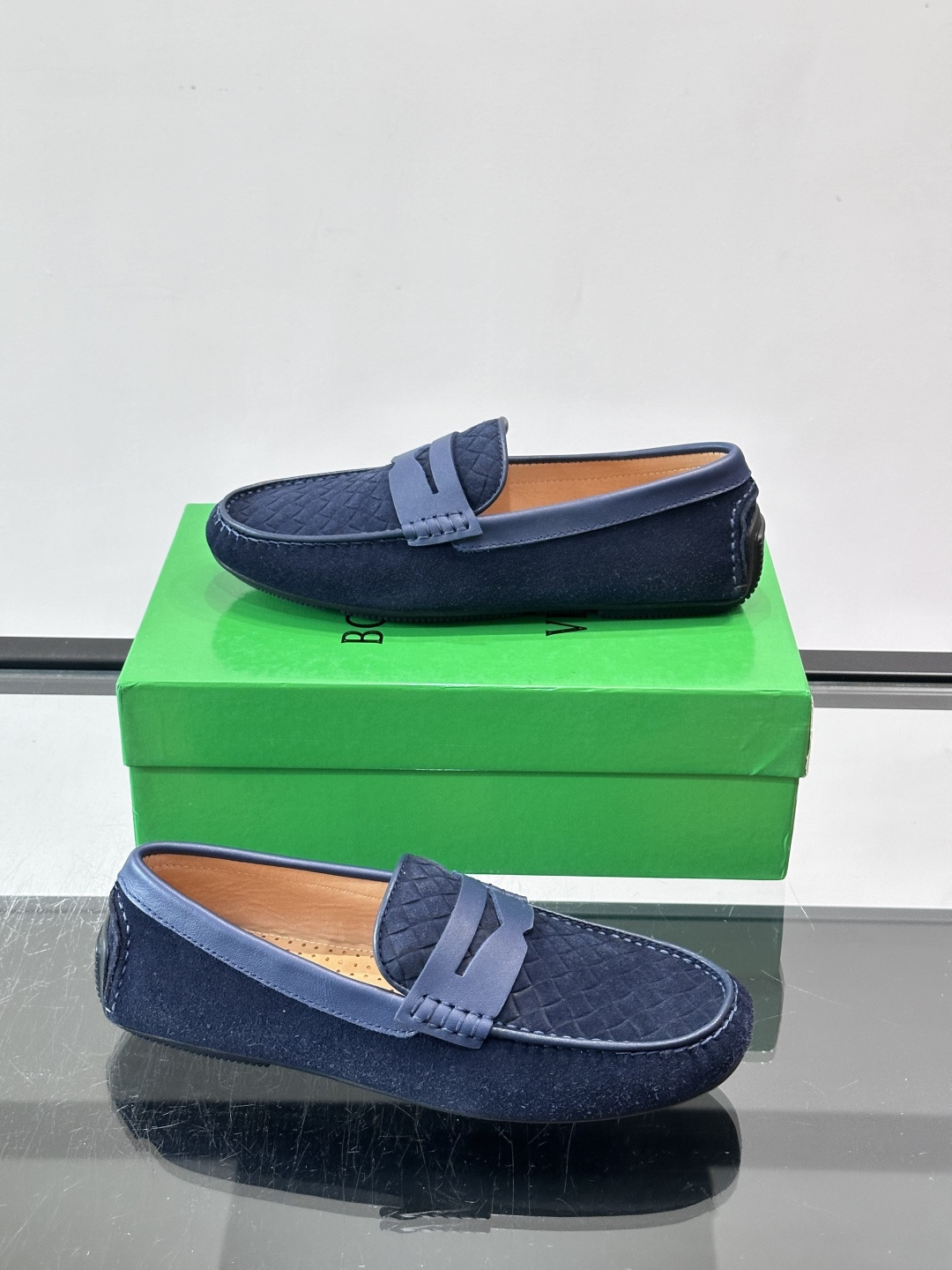 Bottega Veneta 编织豆豆鞋,编织皮革鞋面,橡胶豆豆颗粒鞋底,包边缝线细节。背景能看到 BV 的经典绿 Bottega Veneta 编织豆豆鞋,编织皮革鞋面,橡胶豆豆颗粒鞋底,包边缝线细节。背景能看到 BV 的经典绿