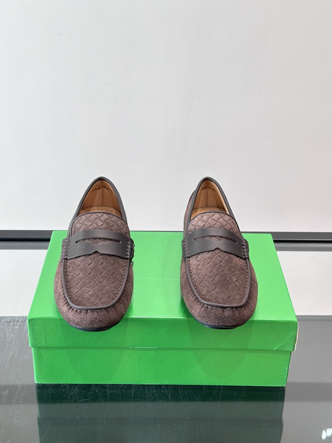 Bottega Veneta 编织豆豆鞋,编织皮革鞋面,橡胶豆豆颗粒鞋底,包边缝线细节。背景能看到 BV 的经典绿 Bottega Veneta 编织豆豆鞋,编织皮革鞋面,橡胶豆豆颗粒鞋底,包边缝线细节。背景能看到 BV 的经典绿