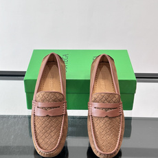 Bottega Veneta 编织豆豆鞋,编织皮革鞋面,橡胶豆豆颗粒鞋底,包边缝线细节。背景能看到 BV 的经典绿 Bottega Veneta 编织豆豆鞋,编织皮革鞋面,橡胶豆豆颗粒鞋底,包边缝线细节。背景能看到 BV 的经典绿