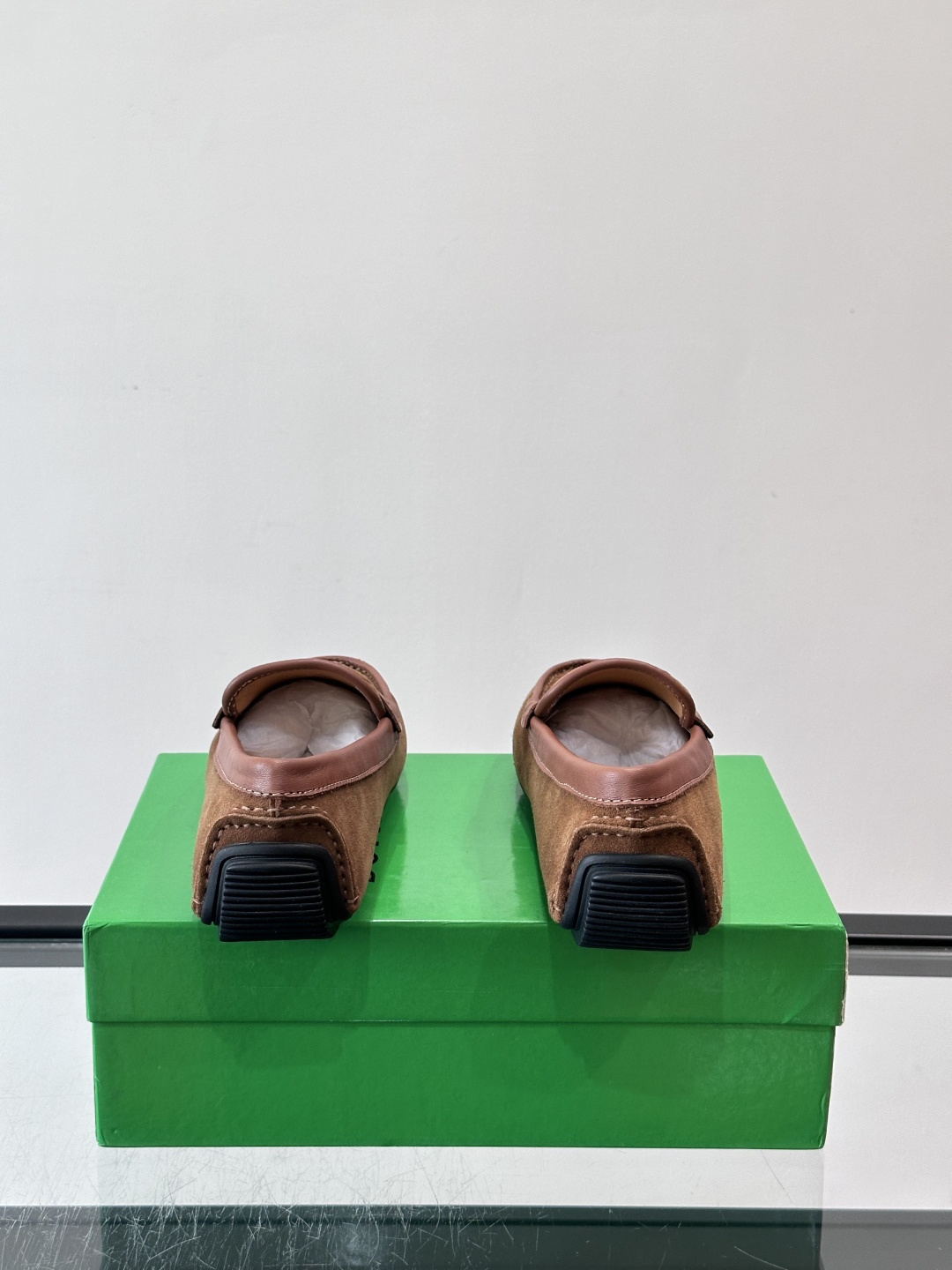 Bottega Veneta 编织豆豆鞋,编织皮革鞋面,橡胶豆豆颗粒鞋底,包边缝线细节。背景能看到 BV 的经典绿 Bottega Veneta 编织豆豆鞋,编织皮革鞋面,橡胶豆豆颗粒鞋底,包边缝线细节。背景能看到 BV 的经典绿
