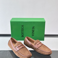 Bottega Veneta 编织豆豆鞋,编织皮革鞋面,橡胶豆豆颗粒鞋底,包边缝线细节。背景能看到 BV 的经典绿 Bottega Veneta 编织豆豆鞋,编织皮革鞋面,橡胶豆豆颗粒鞋底,包边缝线细节。背景能看到 BV 的经典绿