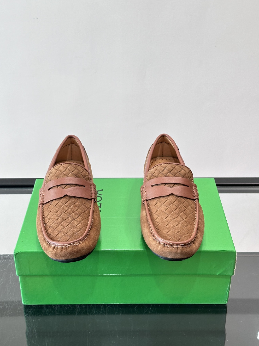 Bottega Veneta 编织豆豆鞋,编织皮革鞋面,橡胶豆豆颗粒鞋底,包边缝线细节。背景能看到 BV 的经典绿 Bottega Veneta 编织豆豆鞋,编织皮革鞋面,橡胶豆豆颗粒鞋底,包边缝线细节。背景能看到 BV 的经典绿