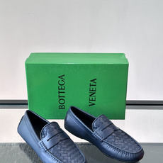 Bottega Veneta 编织豆豆鞋,编织皮革鞋面,橡胶豆豆颗粒鞋底,包边缝线细节。背景能看到 BV 的经典绿 Bottega Veneta 编织豆豆鞋,编织皮革鞋面,橡胶豆豆颗粒鞋底,包边缝线细节。背景能看到 BV 的经典绿