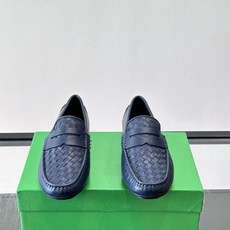 Bottega Veneta 编织豆豆鞋,编织皮革鞋面,橡胶豆豆颗粒鞋底,包边缝线细节。背景能看到 BV 的经典绿 Bottega Veneta 编织豆豆鞋,编织皮革鞋面,橡胶豆豆颗粒鞋底,包边缝线细节。背景能看到 BV 的经典绿