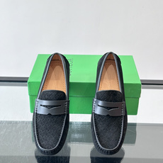 Bottega Veneta 编织豆豆鞋,编织皮革鞋面,橡胶豆豆颗粒鞋底,包边缝线细节。背景能看到 BV 的经典绿 Bottega Veneta 编织豆豆鞋,编织皮革鞋面,橡胶豆豆颗粒鞋底,包边缝线细节。背景能看到 BV 的经典绿