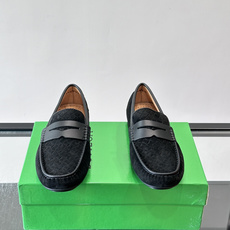 Bottega Veneta 编织豆豆鞋,编织皮革鞋面,橡胶豆豆颗粒鞋底,包边缝线细节。背景能看到 BV 的经典绿 Bottega Veneta 编织豆豆鞋,编织皮革鞋面,橡胶豆豆颗粒鞋底,包边缝线细节。背景能看到 BV 的经典绿