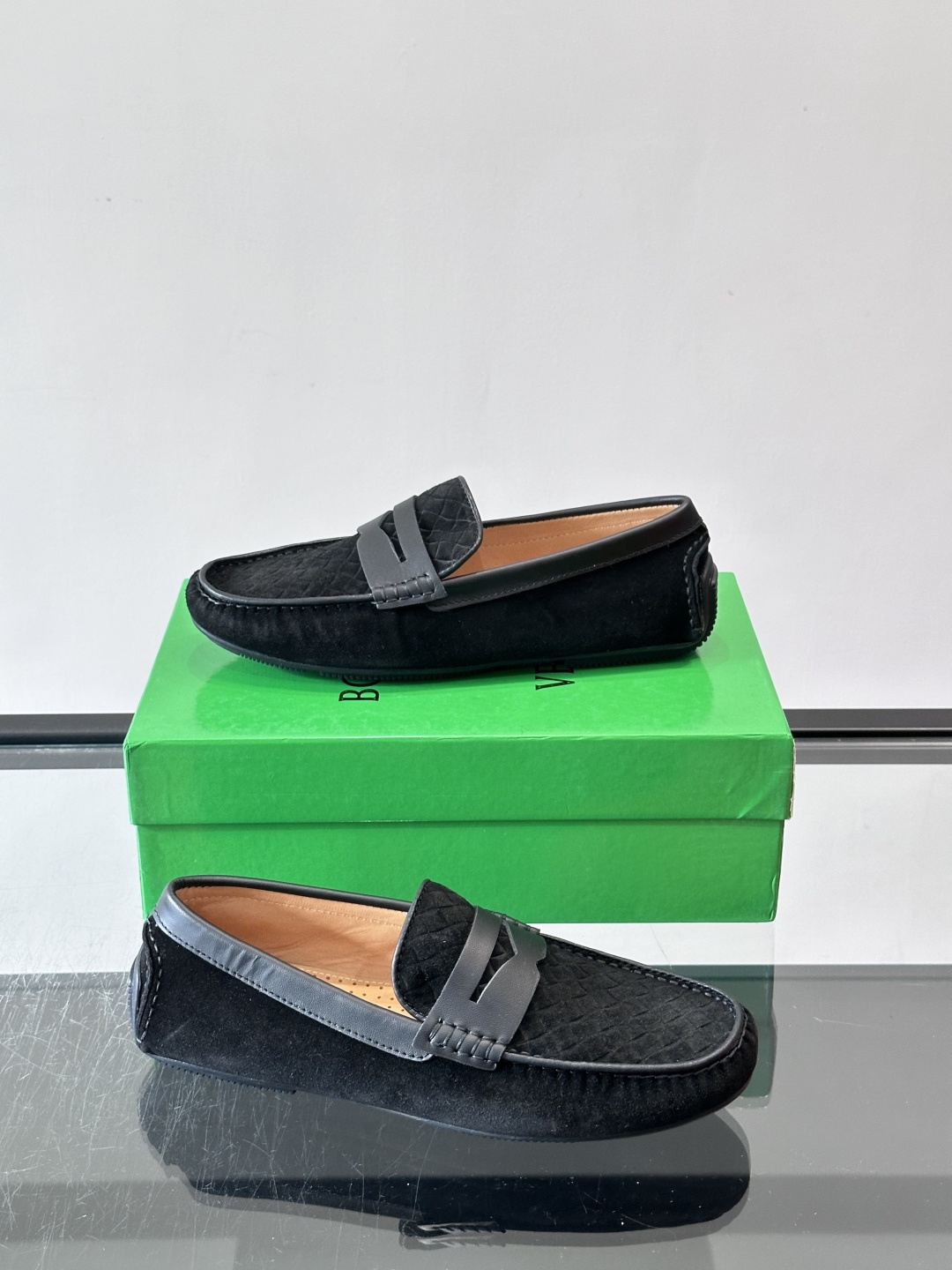 Bottega Veneta 编织豆豆鞋,编织皮革鞋面,橡胶豆豆颗粒鞋底,包边缝线细节。背景能看到 BV 的经典绿 Bottega Veneta 编织豆豆鞋,编织皮革鞋面,橡胶豆豆颗粒鞋底,包边缝线细节。背景能看到 BV 的经典绿