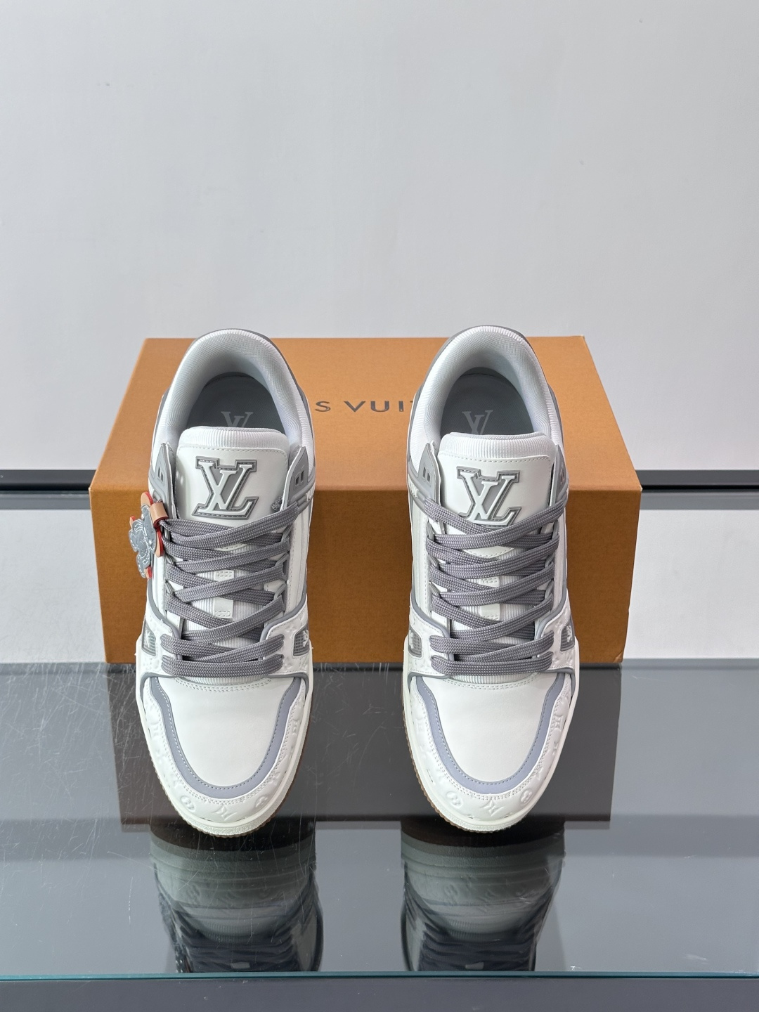 LV TRAINER 运动鞋 本款 LV Trainer 运动鞋巧妙融合素面与 Monogram 压纹牛皮革,Louis LV TRAINER 运动鞋 本款 LV Trainer 运动鞋巧妙融合素面与 Monogram 压纹牛皮革,Louis