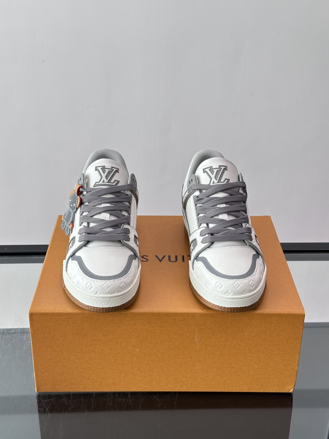LV TRAINER 运动鞋 本款 LV Trainer 运动鞋巧妙融合素面与 Monogram 压纹牛皮革,Louis LV TRAINER 运动鞋 本款 LV Trainer 运动鞋巧妙融合素面与 Monogram 压纹牛皮革,Louis