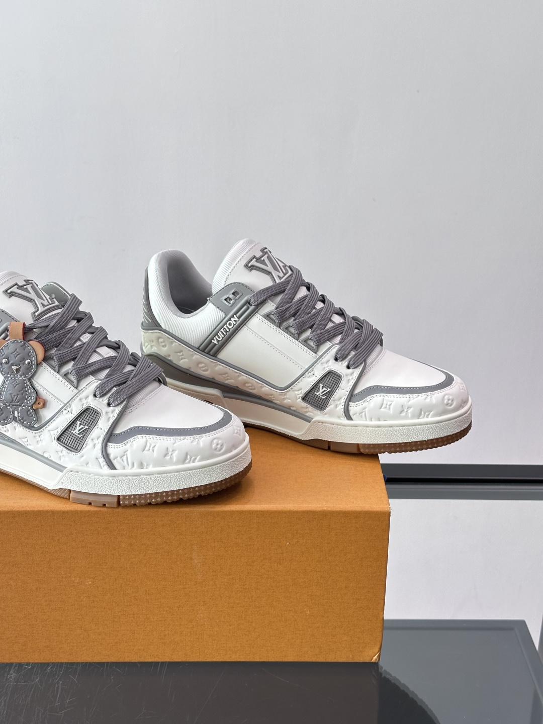 LV TRAINER 运动鞋 本款 LV Trainer 运动鞋巧妙融合素面与 Monogram 压纹牛皮革,Louis LV TRAINER 运动鞋 本款 LV Trainer 运动鞋巧妙融合素面与 Monogram 压纹牛皮革,Louis