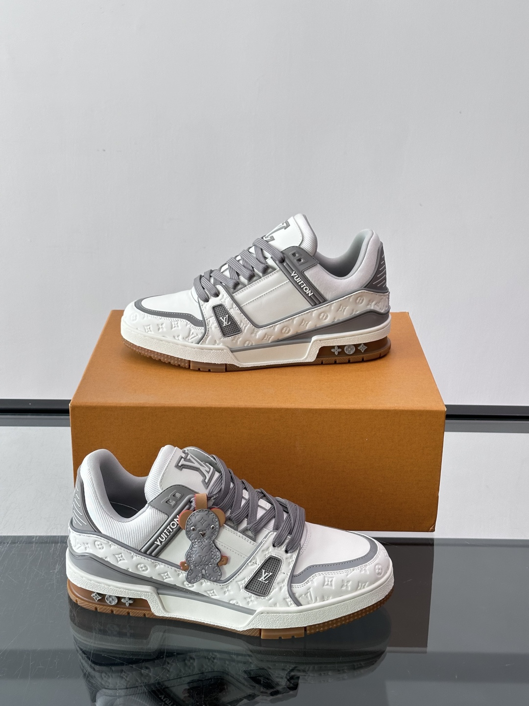 LV TRAINER 运动鞋 本款 LV Trainer 运动鞋巧妙融合素面与 Monogram 压纹牛皮革,Louis LV TRAINER 运动鞋 本款 LV Trainer 运动鞋巧妙融合素面与 Monogram 压纹牛皮革,Louis
