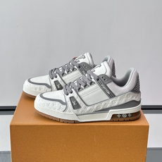 LV TRAINER 运动鞋 本款 LV Trainer 运动鞋巧妙融合素面与 Monogram 压纹牛皮革,Louis LV TRAINER 运动鞋 本款 LV Trainer 运动鞋巧妙融合素面与 Monogram 压纹牛皮革,Louis