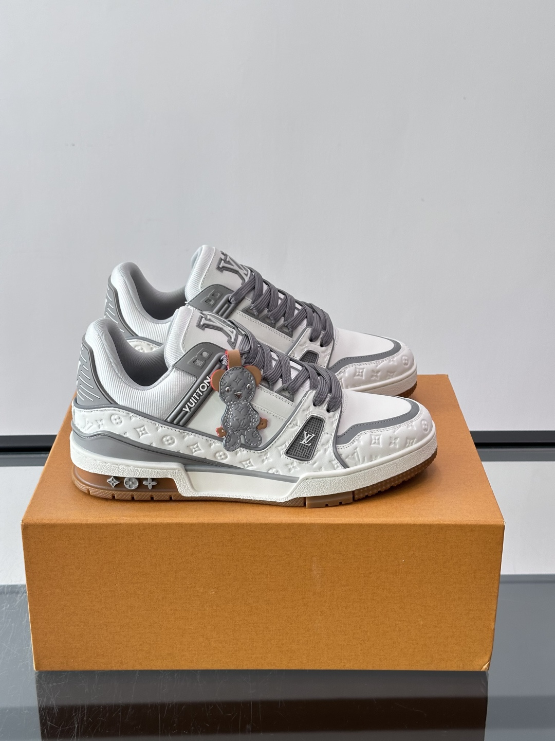 LV TRAINER 运动鞋 本款 LV Trainer 运动鞋巧妙融合素面与 Monogram 压纹牛皮革,Louis LV TRAINER 运动鞋 本款 LV Trainer 运动鞋巧妙融合素面与 Monogram 压纹牛皮革,Louis