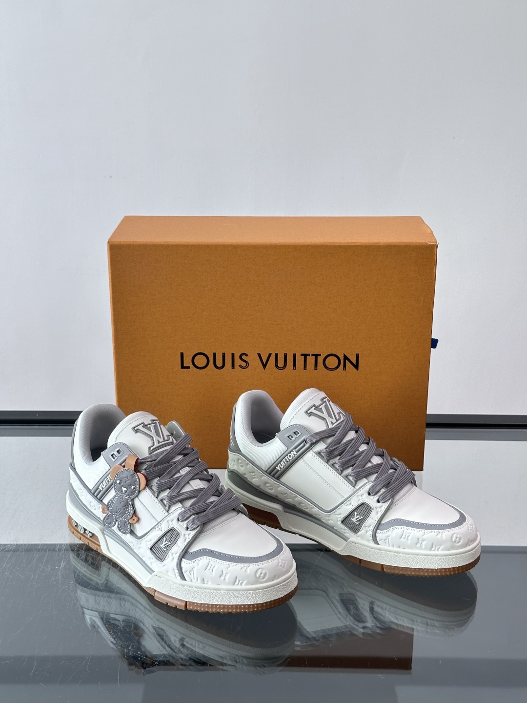 LV TRAINER 运动鞋 本款 LV Trainer 运动鞋巧妙融合素面与 Monogram 压纹牛皮革,Louis LV TRAINER 运动鞋 本款 LV Trainer 运动鞋巧妙融合素面与 Monogram 压纹牛皮革,Louis