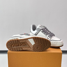 LV TRAINER 运动鞋 本款 LV Trainer 运动鞋巧妙融合素面与 Monogram 压纹牛皮革,Louis LV TRAINER 运动鞋 本款 LV Trainer 运动鞋巧妙融合素面与 Monogram 压纹牛皮革,Louis