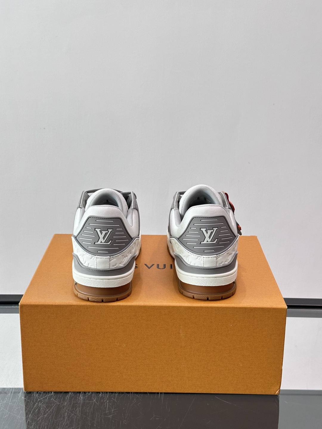 LV TRAINER 运动鞋 本款 LV Trainer 运动鞋巧妙融合素面与 Monogram 压纹牛皮革,Louis LV TRAINER 运动鞋 本款 LV Trainer 运动鞋巧妙融合素面与 Monogram 压纹牛皮革,Louis