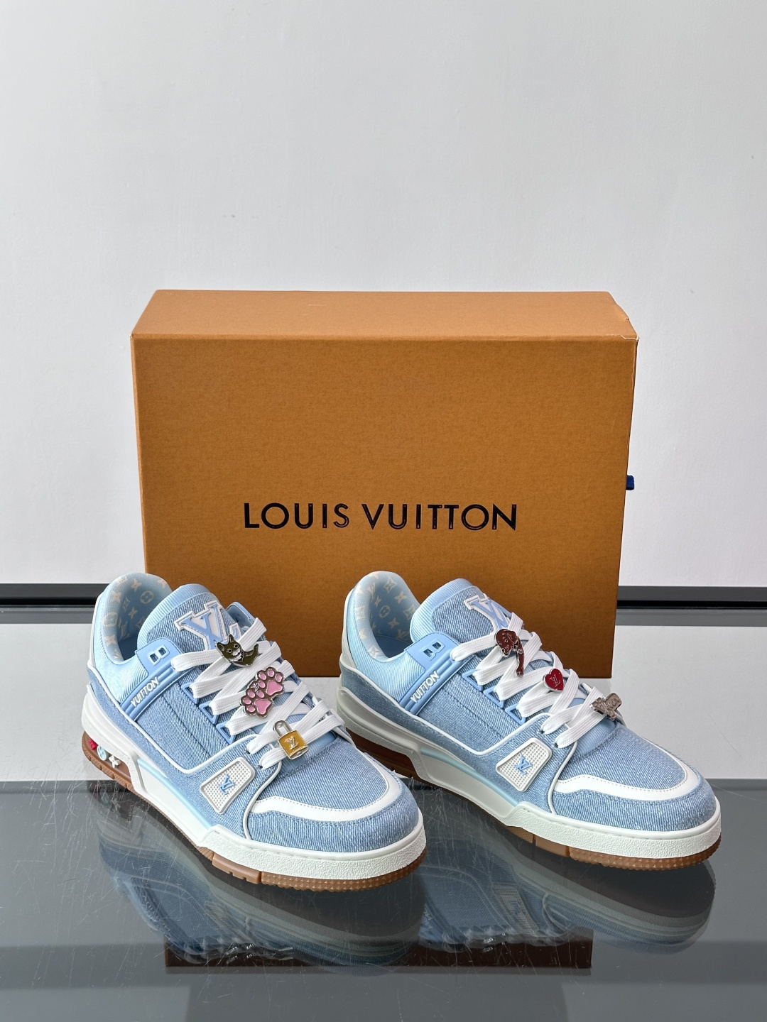 Lv七夕限定 男士TRAINER LV TRAINER 运动鞋 本款 LV Trainer 运动鞋出自七夕限定胶囊系列。