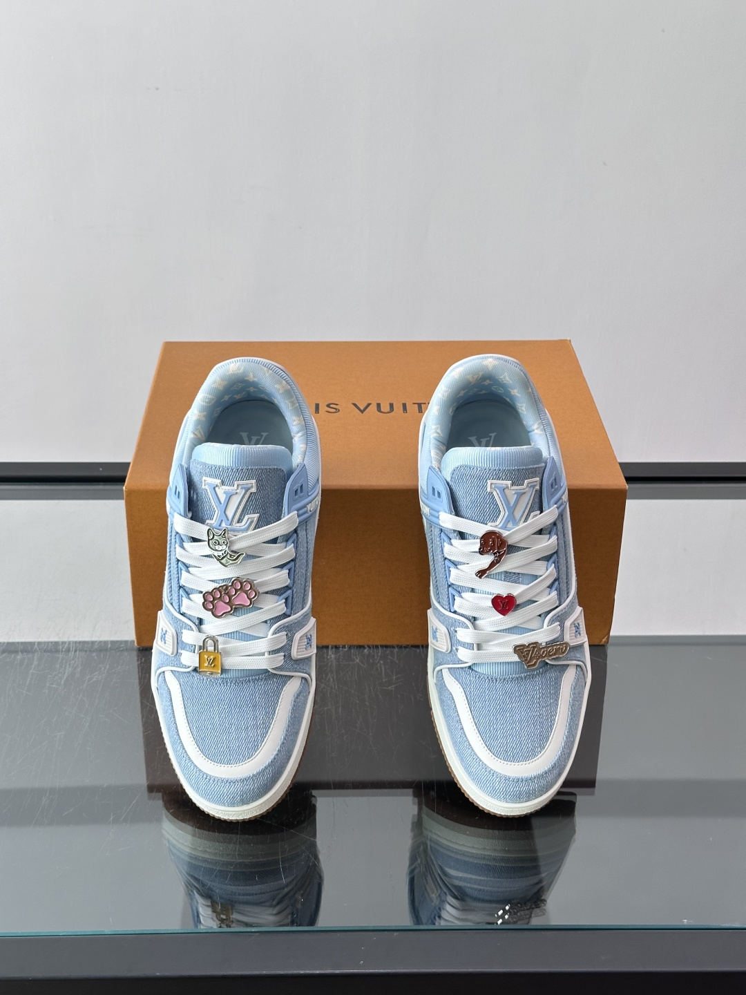 Lv七夕限定 男士TRAINER LV TRAINER 运动鞋 本款 LV Trainer 运动鞋出自七夕限定胶囊系列。