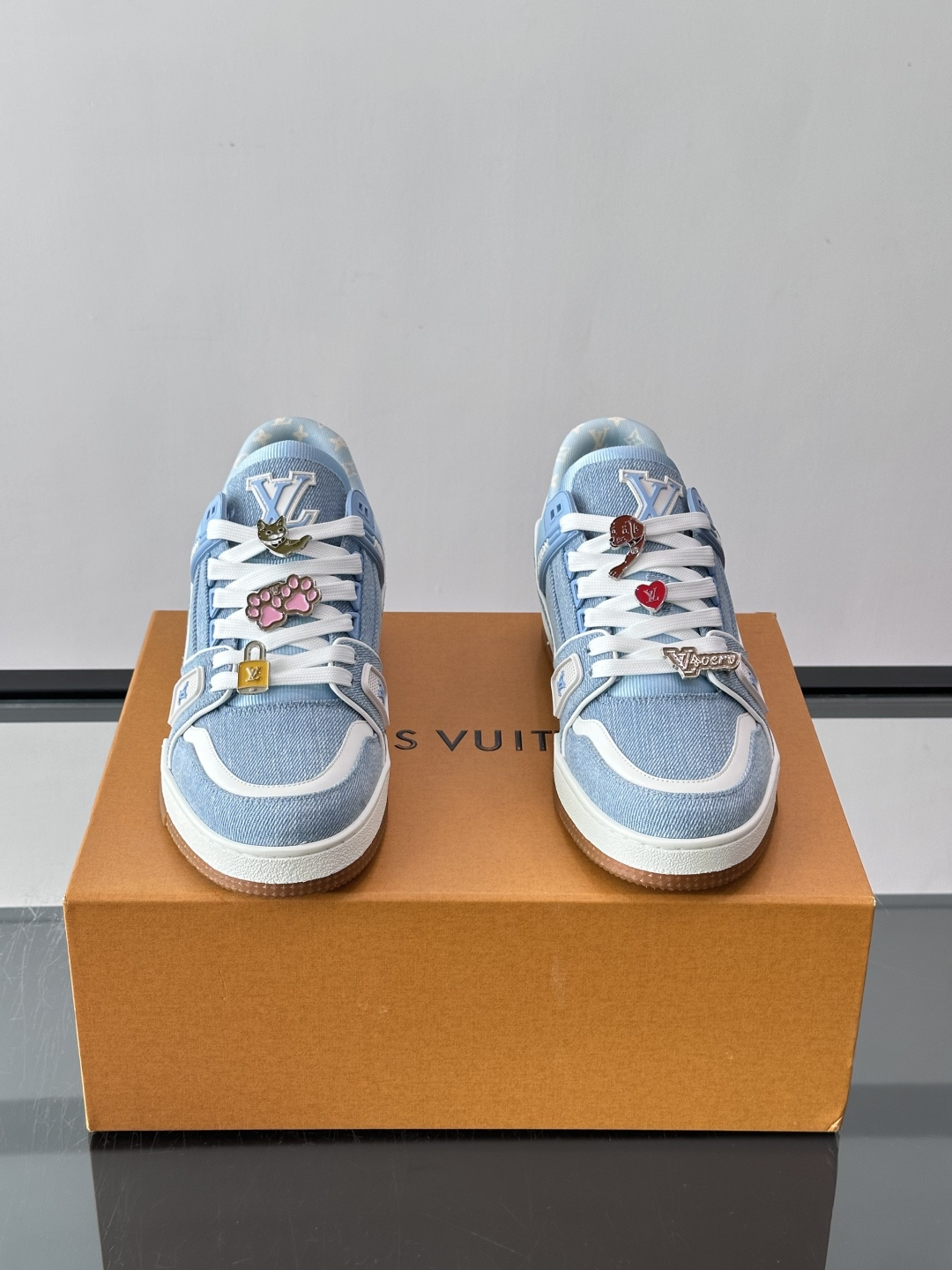 Lv七夕限定 男士TRAINER LV TRAINER 运动鞋 本款 LV Trainer 运动鞋出自七夕限定胶囊系列。